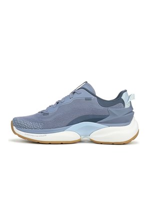 Lichtblauwe atletieksneaker met witte en rubberen zool, mesh bovenwerk, gevoerde kraag en trekkus bij de hiel, vanaf de zijkant weergegeven.