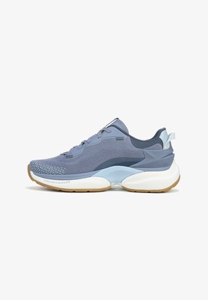 Baskets de sport bleu clair avec semelle blanche et gomme, dessus en mesh, col rembourré et languette au talon, vues de côté.