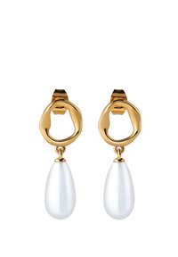 Pendientes en tono dorado con un diseño de aro abstracto, que presentan un colgante en forma de gota de agua de perla blanca lisa. Acabado brillante, forma elegante.