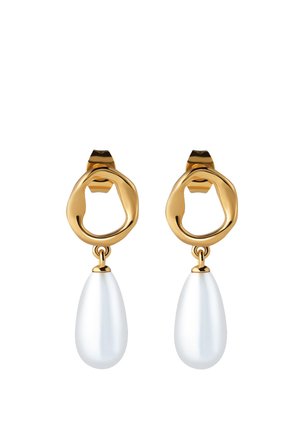 Orecchini in tono oro con un design ad anello astratto, caratterizzati da un elegante pendente a goccia di perla bianca liscia. Finitura lucida, forma elegante.