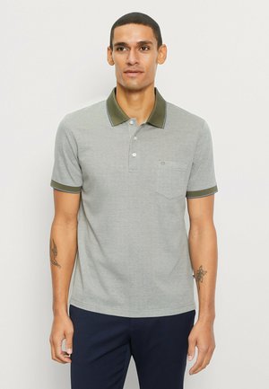Graues Poloshirt mit grünem Kragen und Ärmelbündchen, ausgestattet mit einer Tasche und einer Drei-Knopf-Leiste. Hergestellt aus einem weichen, strukturierten Stoff.