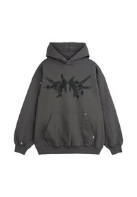 Szary, oversize hoodie z przednią kieszenią, z czarnym nadrukiem graficznym na klatce piersiowej, ściągaczami na mankietach i kapturem ze sznurkiem. Akcenty w srebrnym kolorze.