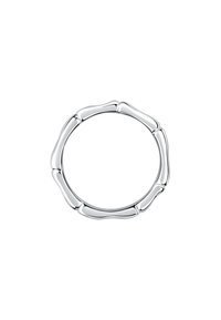 Anello d'argento con un design ispirato al bambù, caratterizzato da una superficie liscia e lucente e forme arrotondate e organiche. Circolare, senza ulteriori accenti.