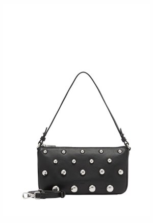 Schwarze Leder-Schultertasche mit silbernen runden Nieten, Reißverschluss oben und abnehmbarem Riemen, dargestellt auf weißem Hintergrund.