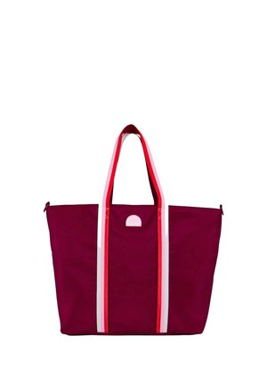 Borsa tote rosa scuro con due manici a righe bianche e rosse, chiusura superiore con zip e una piccola patch bianca sul davanti, mostrata su sfondo bianco.