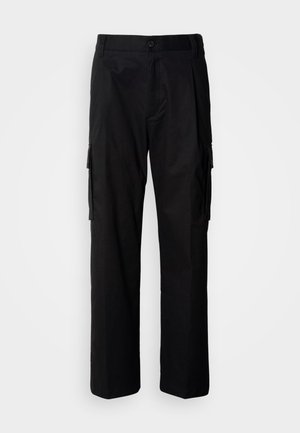 Calças cargo pretas com um corte folgado, apresentando bolsos laterais, fecho de botão e tecido macio e leve.