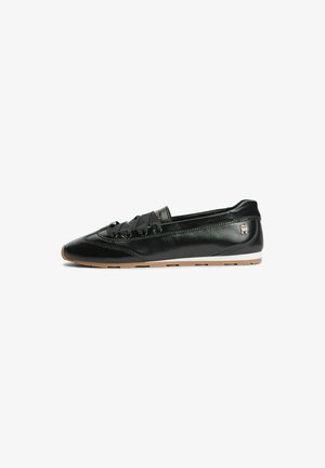 Zwarte leren lage sneaker met beige zool, zwarte lintveters en klein gouden logo op de hielzijde.