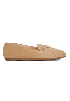 Beige suède loafers met een ronde neus, voorzien van een decoratieve flap en goudkleurige hardware op de bovenkant. Plat rubberen zool.