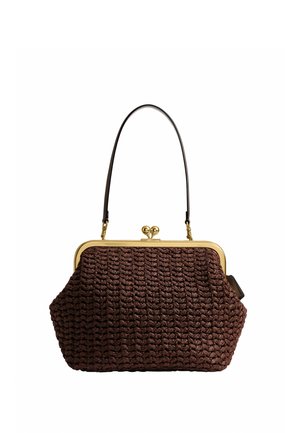 Sac à main marron tissé avec fermoir cadre doré et fine poignée noire, montrant un motif tricoté texturé et une forme structurée.