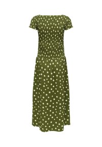 Robe midi vert olive à pois blancs, corsage ajusté smocké, manches courtes et jupe légèrement évasée.
