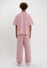 LOW LIGHTS STUDIOS® BASIC LOGO JOGGER - Tréningruha alsók - pink