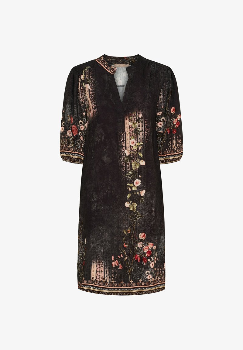 Sort blomsterkjole med trekvartærmer, der har en v-hals og indviklede blomstermønstre i pink og grøn på en struktureret baggrund.