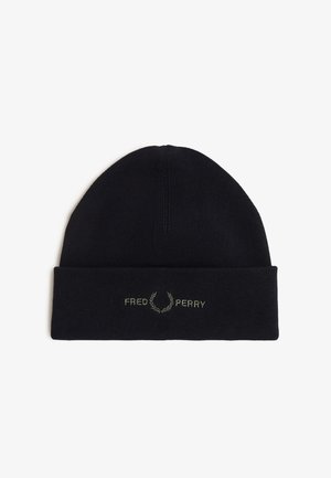 Gorro negro de punto con puño doblado bordado con el nombre de la marca Fred Perry y el logo de corona de laurel en hilo verde claro.