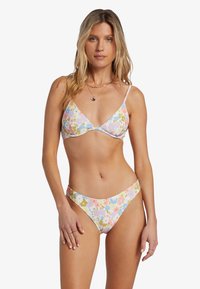 Completo bikini floreale con una palette di colori che include rosa, blu e giallo. Tessuto a coste con spalline regolabili e design a vita bassa.