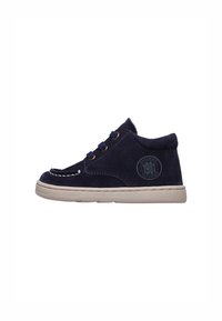 Scarpe alla caviglia in suede blu navy con suola beige, caratterizzate da punta tonda, cuciture decorative e logo sul lato. Lacci in tre asole.