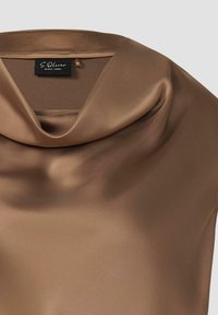 Blouse en satin marron avec un col bénitier drapé et une étiquette de la marque S.Oliver Black Label à l’intérieur du col.