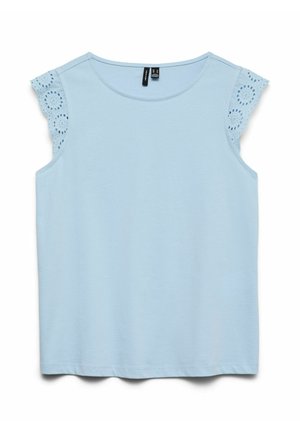 Jasnoniebieska damska bluzka bez rękawów z okrągłym dekoltem i ażurową koronką na króciutkich rękawkach, wykonana z miękkiego materiału.