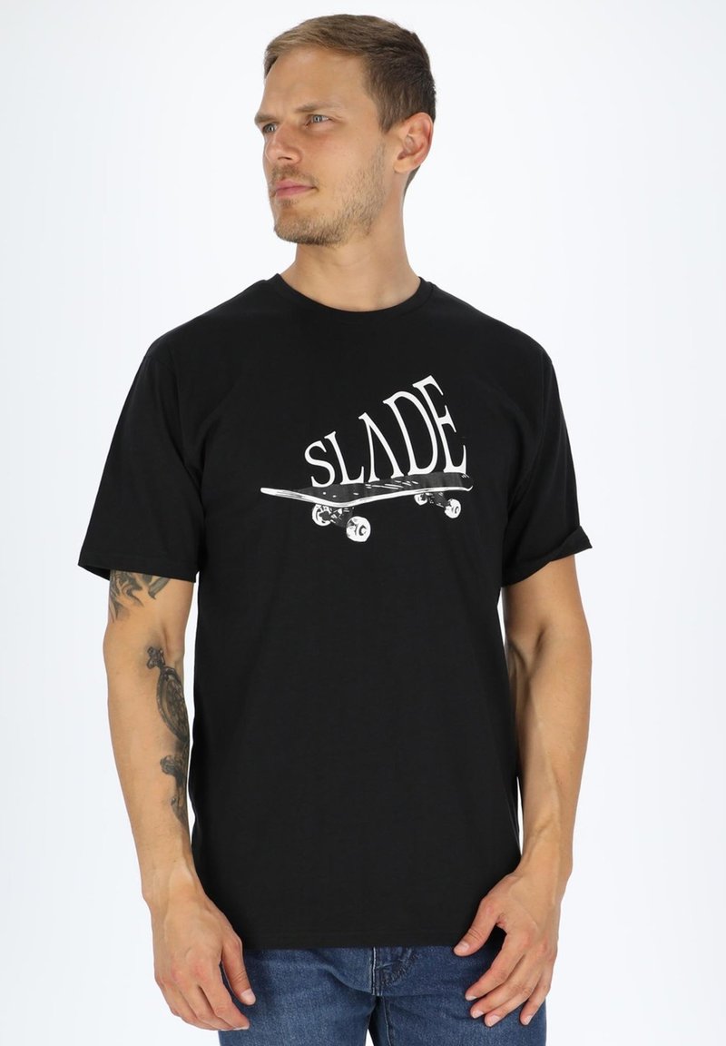 Sort bomulds t-shirt med hvidt print af ordet "SLADE" og et skateboard-design, korte ærmer, rund halsudskæring og afslappet pasform.