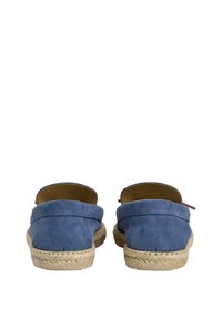 Blå mocka espadrillos med en vävd jutesula, med rund tå och utan häl. Slät textur och minimal detaljer.