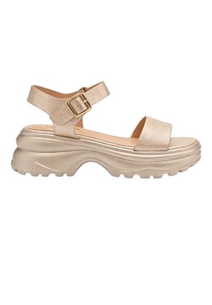 Sandale à plateforme épaisse en beige métallisé avec une semelle texturée épaisse, une large bride frontale et une bride de cheville ajustable avec une boucle dorée.