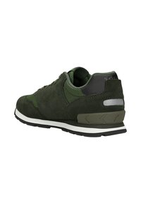 Sneaker verde in suede con dettagli in rete, tacco posteriore nero e suola intermedia bianca. Presenta una suola in gomma testurizzata e un dettaglio del logo sul tallone.
