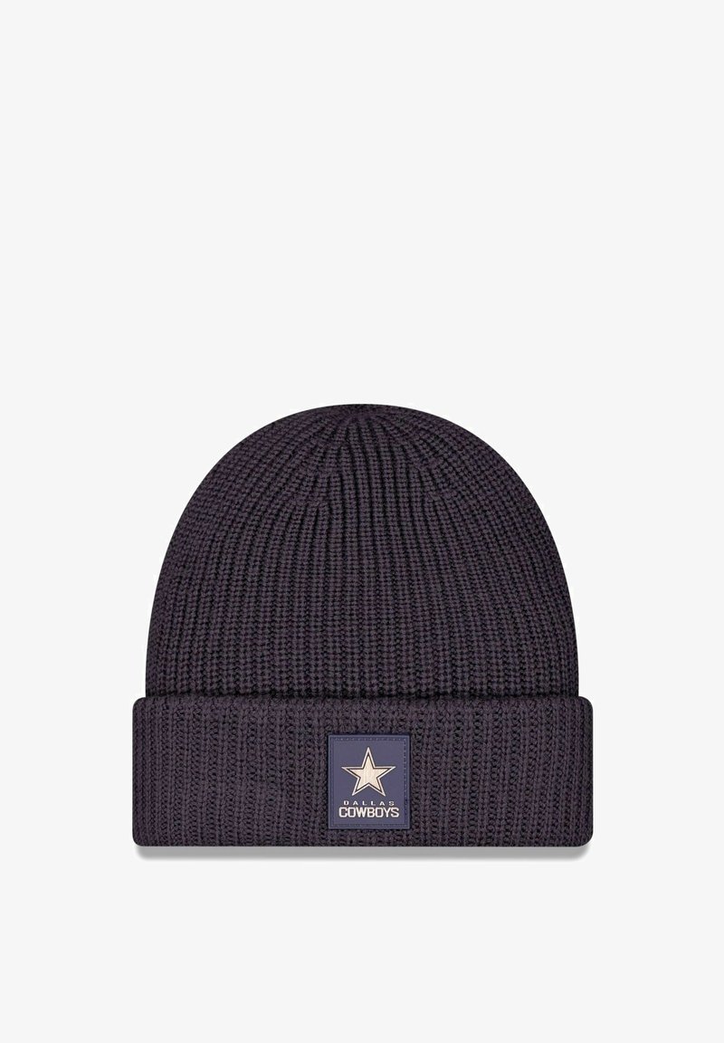 Cuffia a maglia viola scuro con risvolto. Presenta un'etichetta quadrata con una stella e "Dallas Cowboys" in testo bianco.