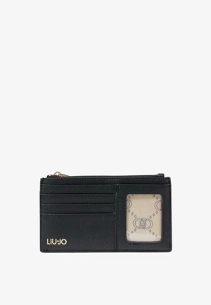 Portafoglio in pelle nera con più scomparti per carte, finestra trasparente per ID e logo dorato "LIU·JO". Caratterizzato da una superficie texture e chiusura con zip.