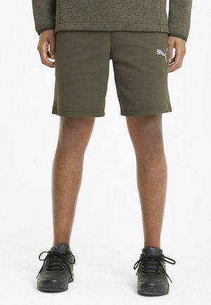 Shorts de sport vert olive en tissu doux, dotés d'une taille élastique, de coutures latérales discrètes et d'un petit logo Puma blanc sur la jambe gauche.