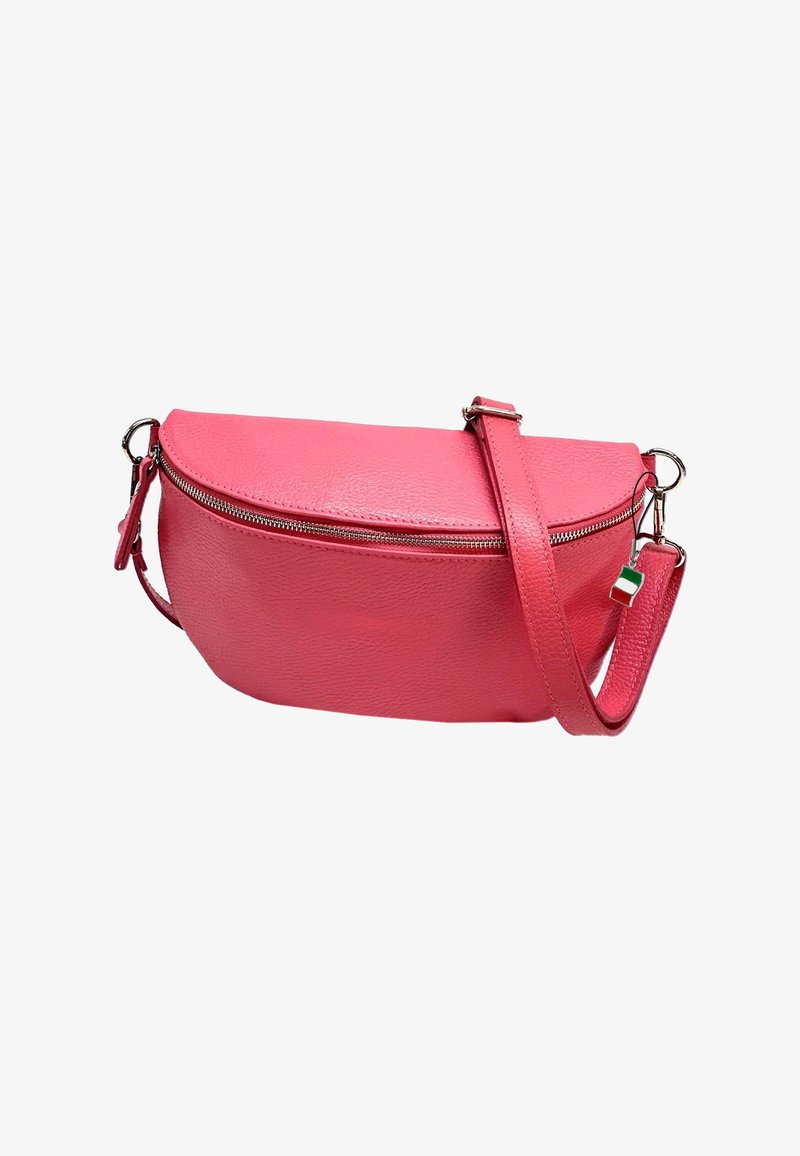 Roze leren crossbody tas met een gebogen ontwerp, ritsluiting en verstelbare schouderriem. Voorzien van een klein multikleurig label. Glad oppervlak.