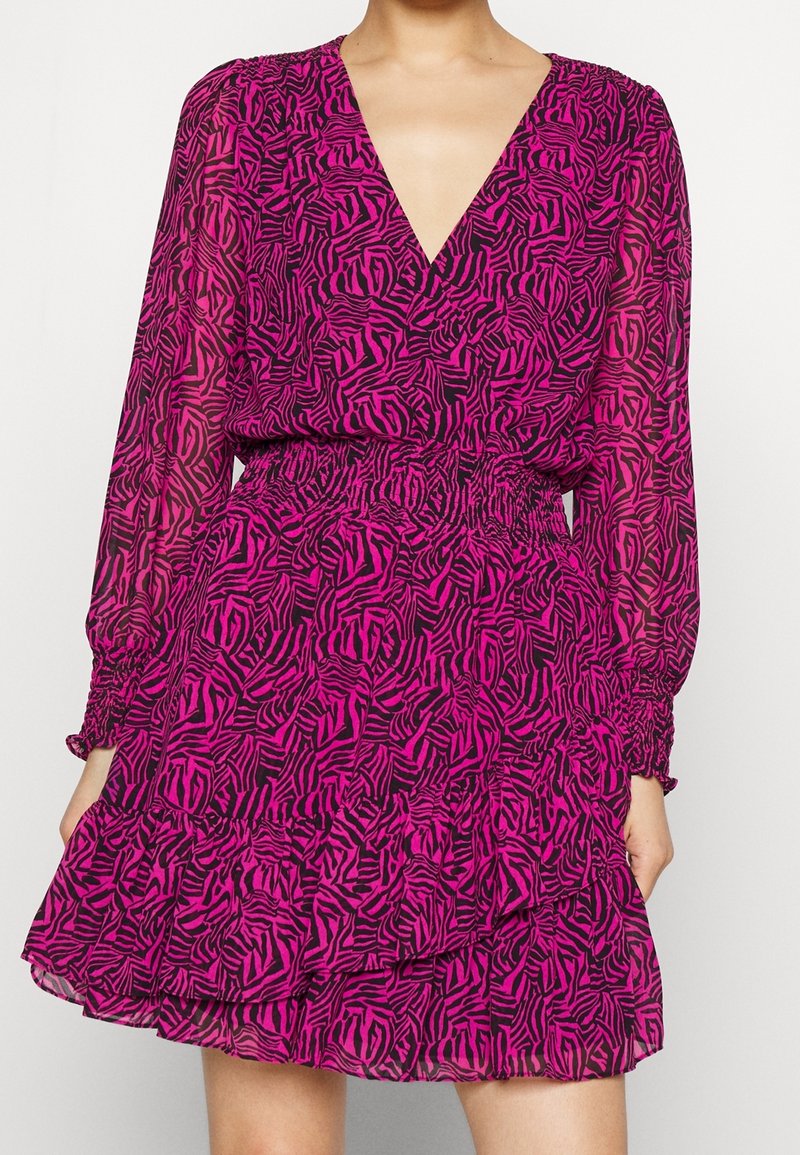 Abito con stampa zebrate rosa e nera, tessuto trasparente, scollatura a V, maniche lunghe, vita elastica, orlo arricciato, texture con una leggera lucentezza.