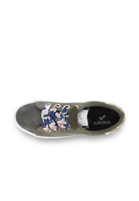 Sneaker verde oliva con corpo in camoscio, suola bianca e lacci floreali multicolori. Accento luccicante alla caviglia con soletta brandizzata.
