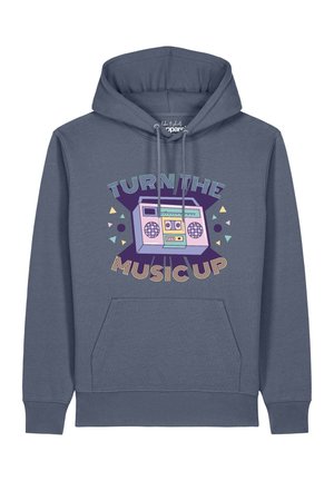 Blauwgrijze capuchontrui met voorzak en kleurrijke afbeelding van een retro boombox en tekst "Turn the music up" op de borst.
