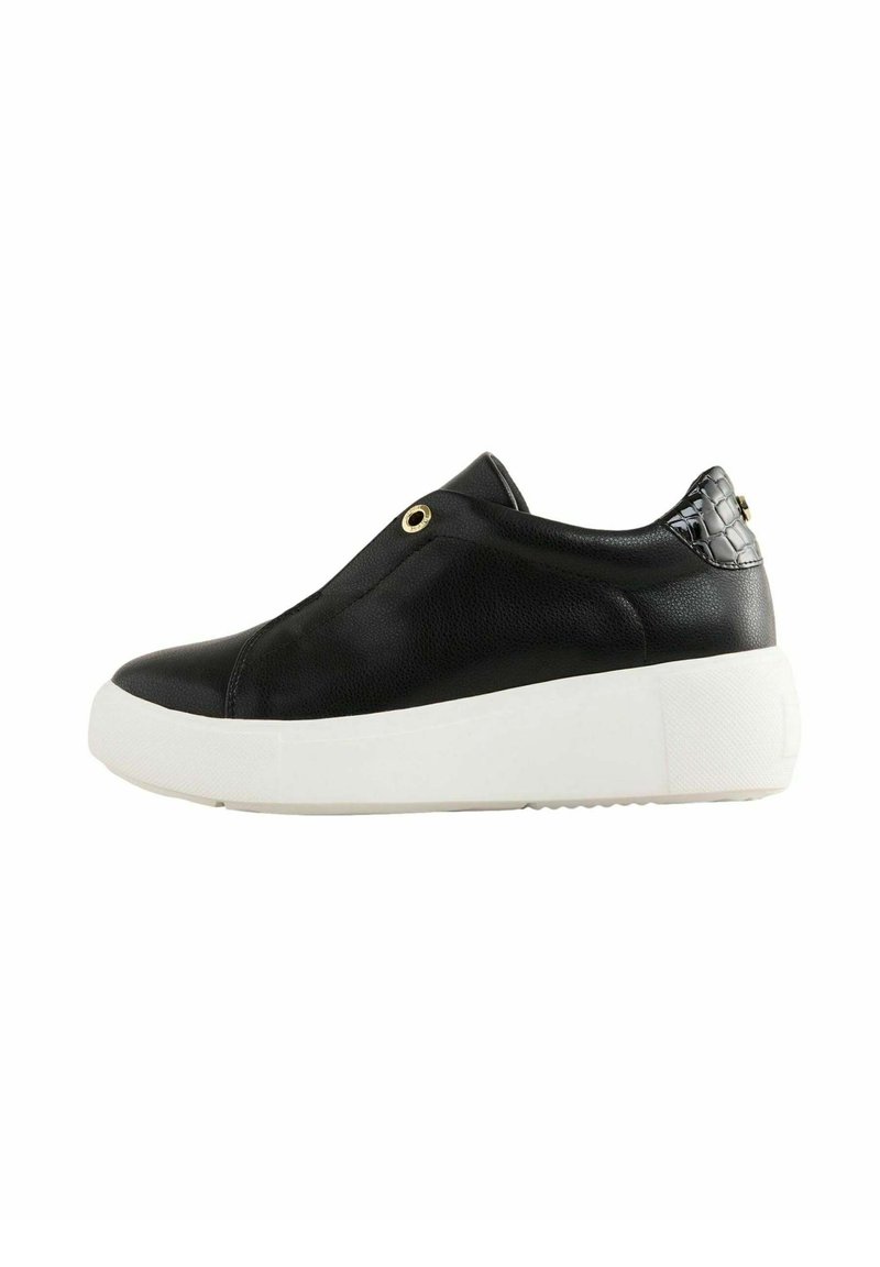 Sneaker nera in pelle con una parte posteriore nera texturizzata, design senza lacci e una sola bianca spessa con un battistrada modellato.