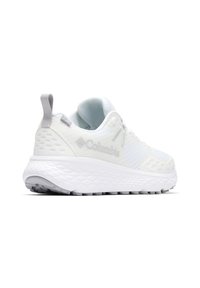 Weißer Sportschuh mit Mesh-Obermaterial, strukturiertem Design und leichter Schaumsohle. Mit Markenzeichen und Ziehschlaufe an der Ferse.