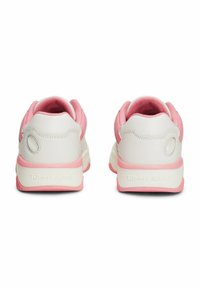 Un paio di sneaker Tommy Jeans bianche e rosa viste da dietro, evidenziando i colli della caviglia imbottiti e le suole spesse.