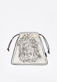 Bolsa de cordón hecha de satén color crema, con dibujos en línea negros de animales y plantas, con un cierre de cordón marrón y un borde en contraste.