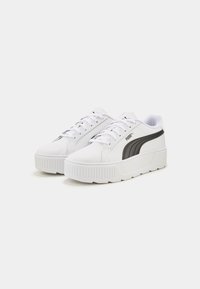 Sneaker bianche realizzate in materiale sintetico, con una striscia nera PUMA, suola testurizzata e design classico con lacci.