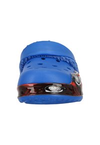 Blå gummiklump med ventilationshuller, struktureret overdel og et sort og rødt mønsterbånd rundt om sålen. Har et rundt logopunkt.
