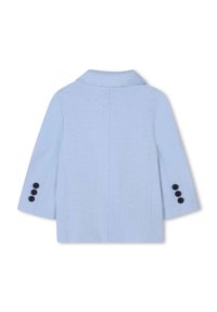 Jasnoniebieska marynarka z klapami, rękawami 3/4 oraz trzema czarnymi guzikami na każdym rękawie. Teksturowana powierzchnia materiału.