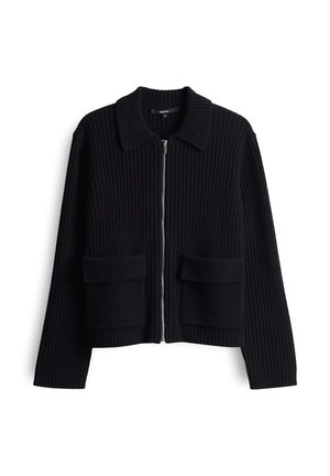 Zwarte geribbelde gebreide cardigan met een kraag, een rits aan de voorkant en twee grote voorzakken met kleppen, lange mouwen en een rechte zoom.