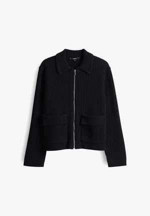 Cardigan a costine nero con colletto, zip frontale e due grandi tasche anteriori con pattina, maniche lunghe e orlo dritto.