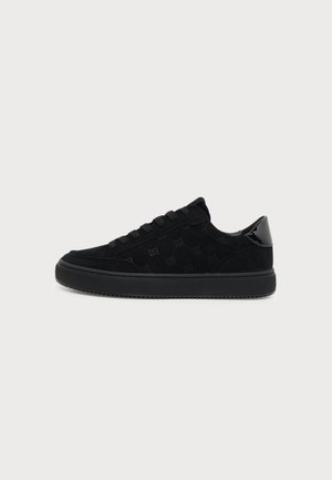 Basket basse noire avec lacets à l'avant, dessus en daim à motifs et languette de talon noire brillante, vue de profil sur fond blanc.