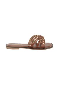 Sandal in pelle marrone con multiple cinghie intrecciate e borchie metalliche, suola piatta e una soletta liscia e testurizzata.