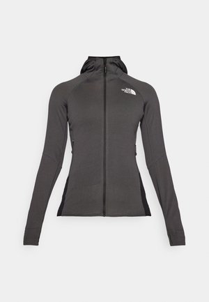 Giacca sportiva nera con zip completa, cappuccio e un design testurizzato. Presenta tasche laterali con zip e pannelli neri a contrasto sui lati.