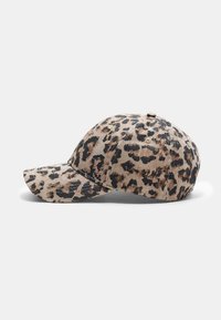 Čiapka s leopardím vzorom vyrobená z textílie, má zakrivený okraj, štruktúrovanú korunu a prešité detaily. Farby obsahujú odtiene béžovej a čiernej.