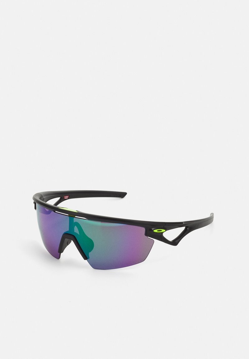 Sportsonnenbrille mit einem schwarzen Rahmen, großen Verlaufslinsen in lila und grünen Farbtönen sowie winkeligen Designelementen mit Logodetails.