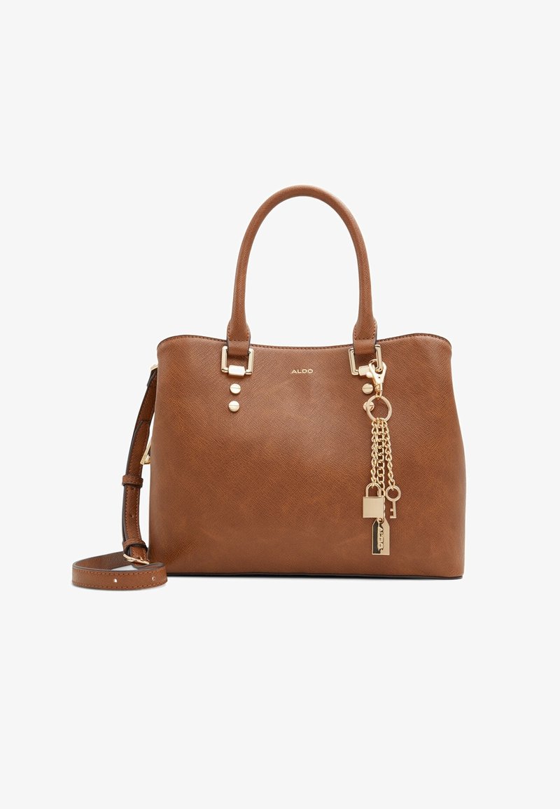 Sac à main en cuir marron avec doubles poignées, chaîne dorée et détail charm, ainsi qu'une bandoulière amovible, marqué Aldo à l'avant.