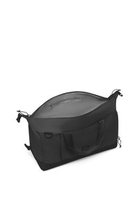 Isojotun musta duffel-laukku, joka on valmistettu kestävästä kankaasta. Laukussa on vetoketjullinen päälokero, tukevat kahvat ja ulkopocketi helppoa pääsyä varten.