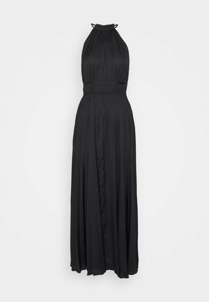 Fekete, pánt nélküli, maxi ruházat, amely folyékony anyagból készült, redőzött textúrával rendelkezik, elasztikus derékpánttal és állítható pántokkal.