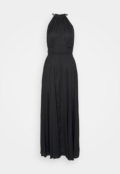 Rochie maxi neagră cu gât halter, confecționată dintr-un material fluid cu textură pliată, dispune de un brâu elastic și bretele ajustabile.